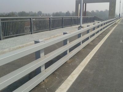 人行道护栏与公路护栏 功能、类型与应用解析